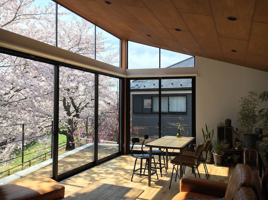 桜並木沿いの家 写真